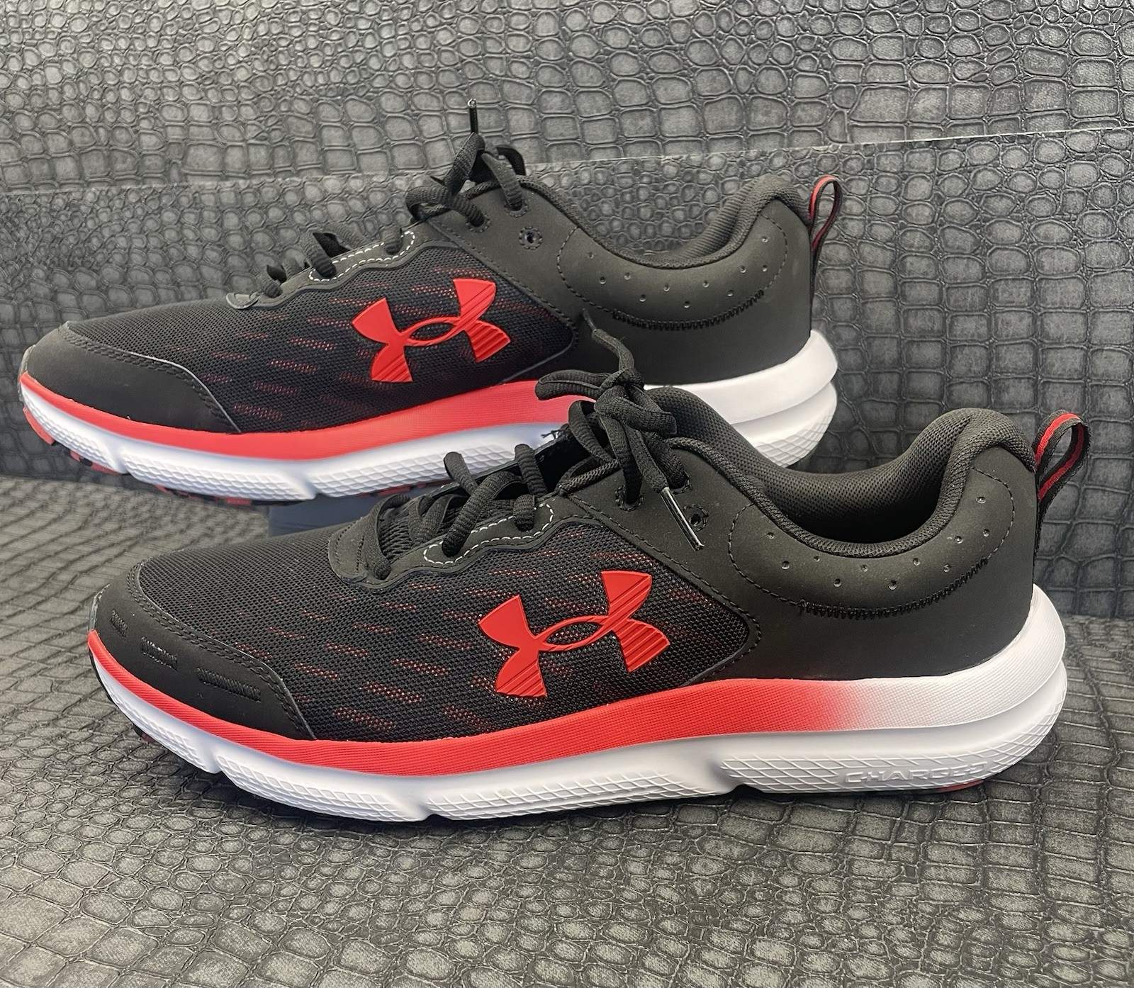 NWOB Under Armour Charged Assert 10 Mens Sneakers/Shoes Size 11 Black-Red-White