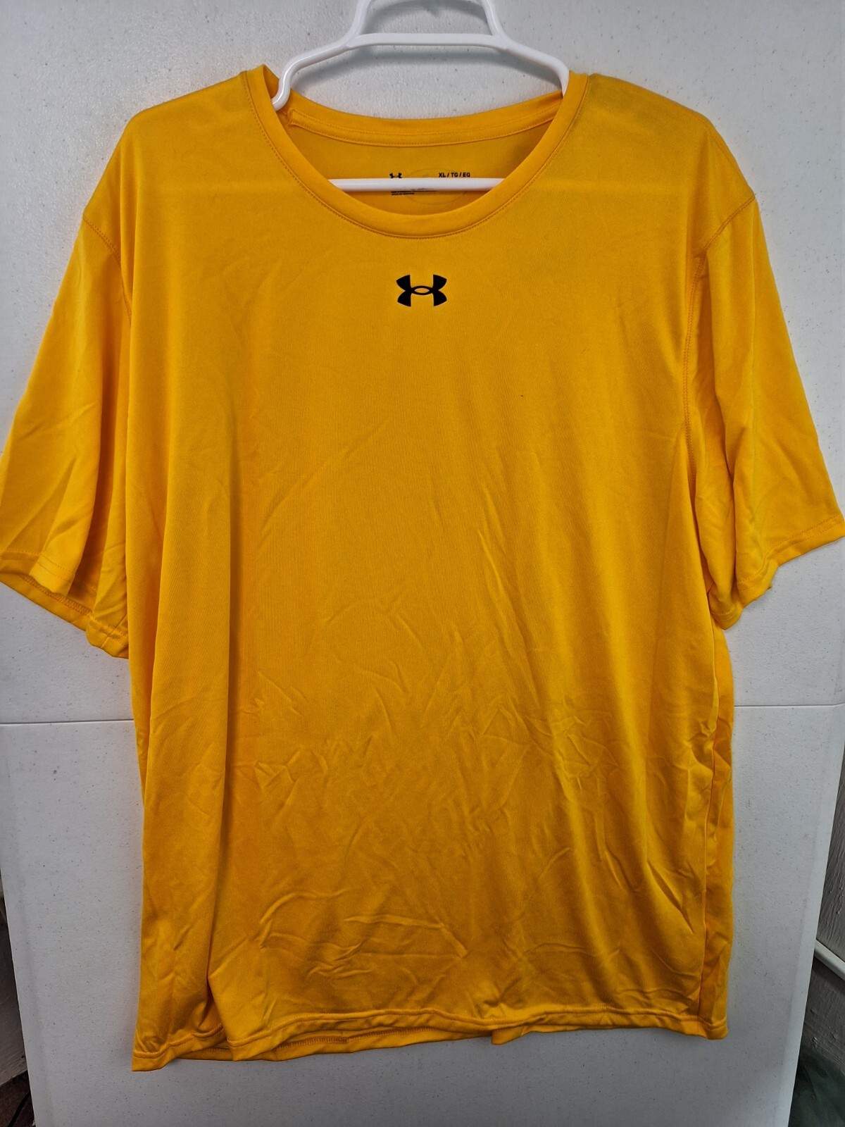 Under Armour T-Shirt Men’s XL UA Tech Locker 2.0 SS Loose Tee Gold NWT