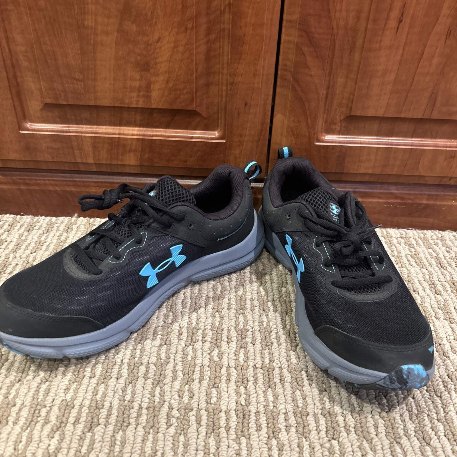 Under Armour Men’s UA Charged Assert 10 Running Shoes Black/Black/Blue Surf NEW