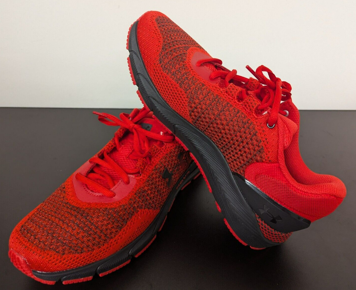 Mens Under Armour Intake 6 HOVR Running Shoes Red Black Sneakers Size 10 – New