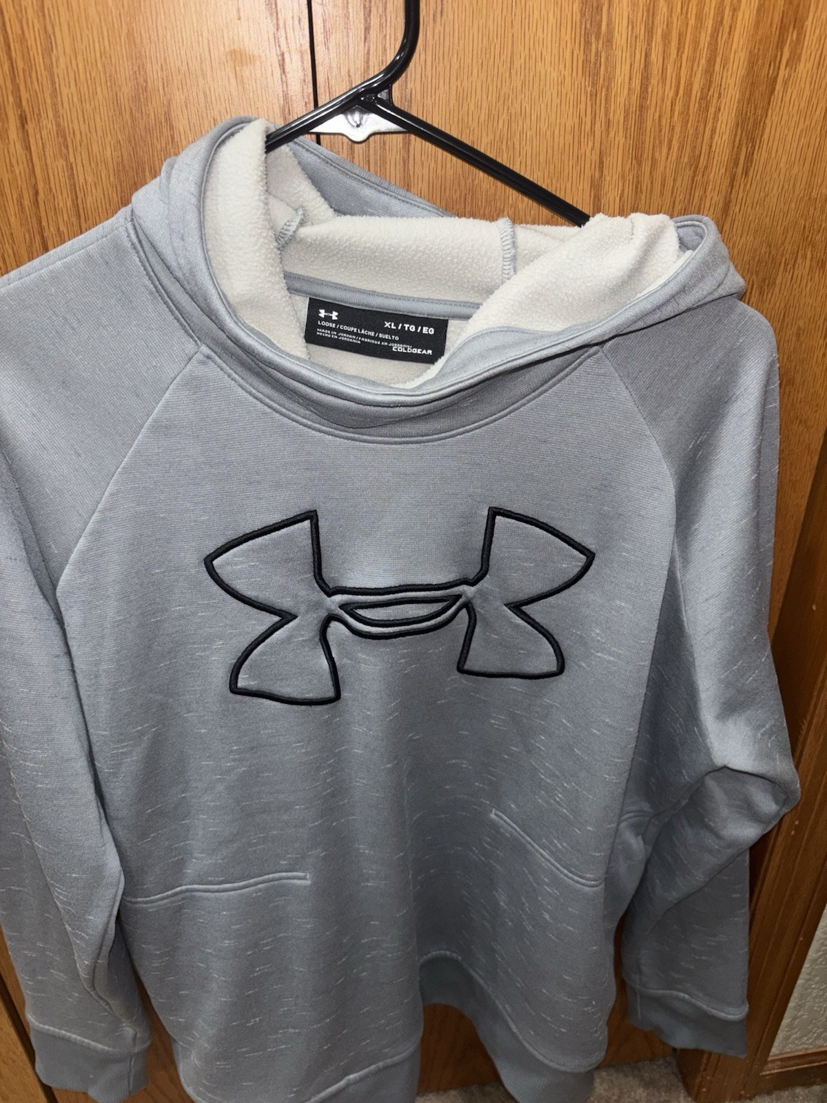 Cozy Power Move: Under Armour XL Hoodie – Sleek Gray, Bold Logo