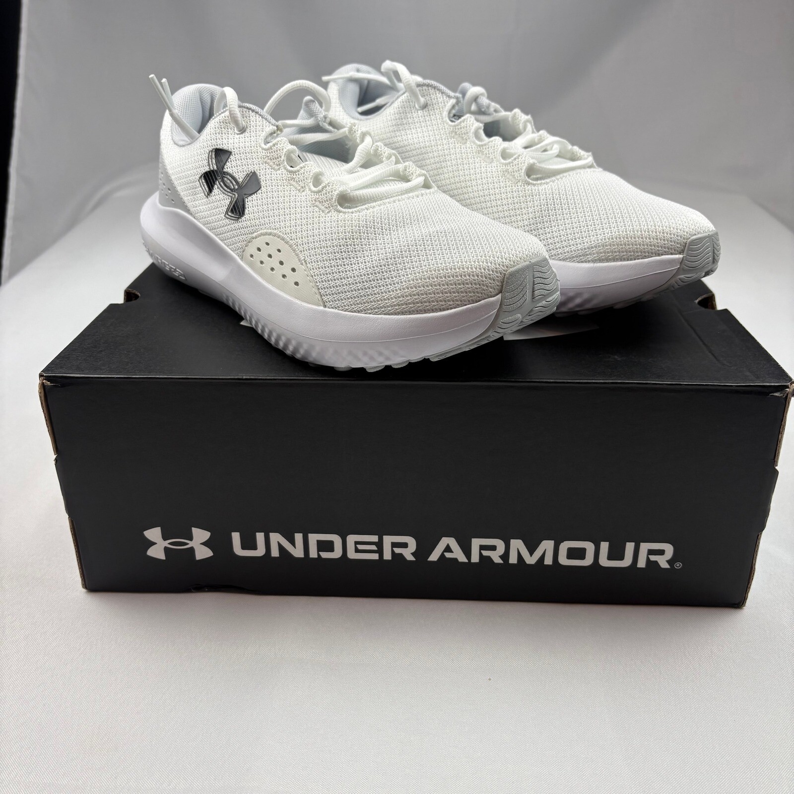 Under Armour Surge 4 White Gray Men’s 10 Training Running Shoes Lightweight
