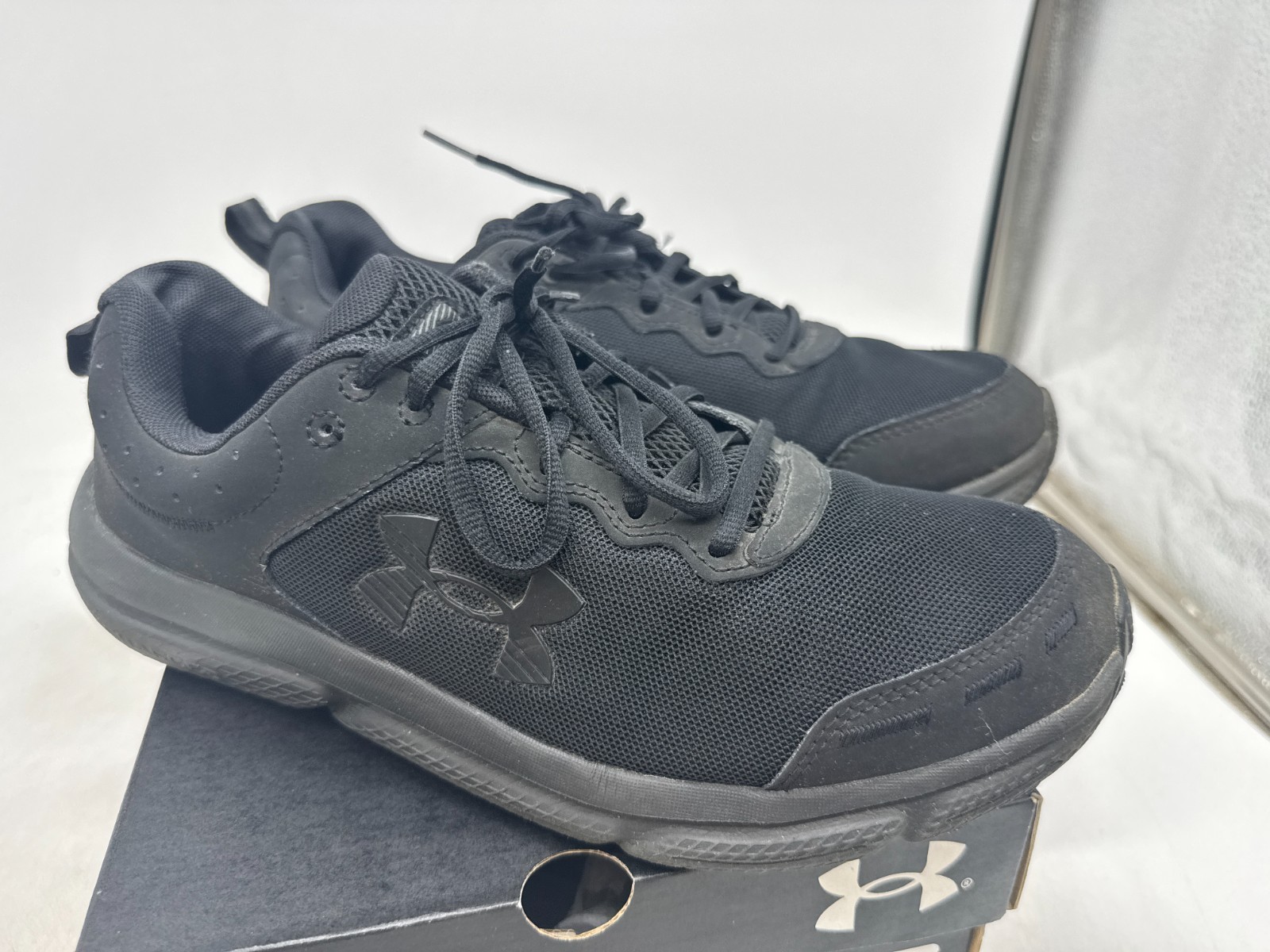 Under Armour Charged Assert 9 Sneakers Men’s Black Low Top Athletic Shoes – 11