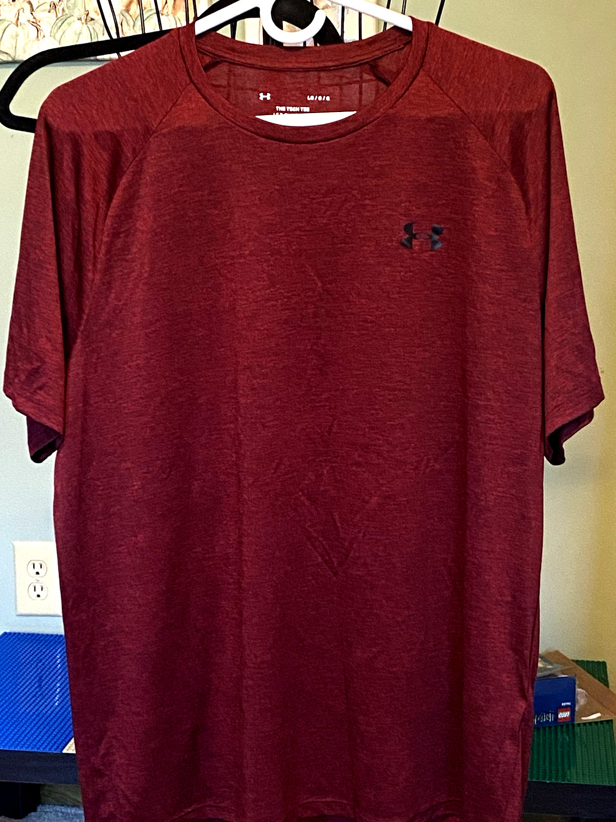 Under Armour “The Tech Tee” Adult Mens T-Shirt Large Maroon Short Sleeve NWOT