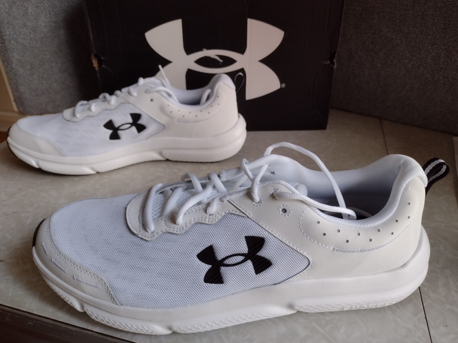 NIB,  Under Armour Mens Charged Assert 10 Running Shoes – 3026175-104 Size 14 M