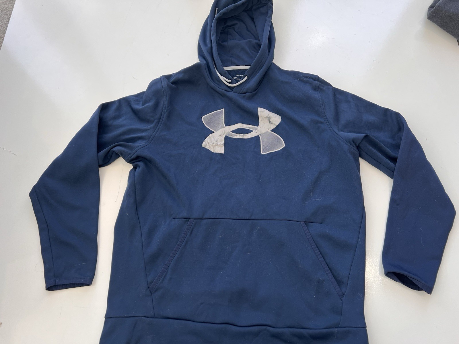 Men’s Navy Under Armour Hoodie.  Front Logo And Pocket.  Size Large Cold Gear