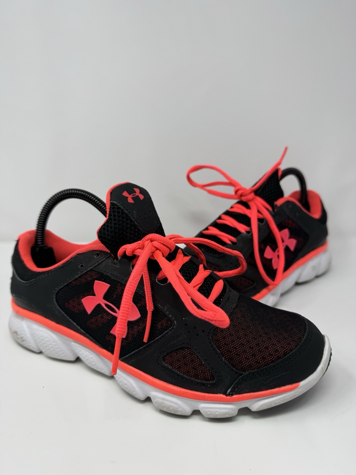 Under Armour Womens Micro G Assert V 1252307 Black Running Shoes Sneakers Sz 8