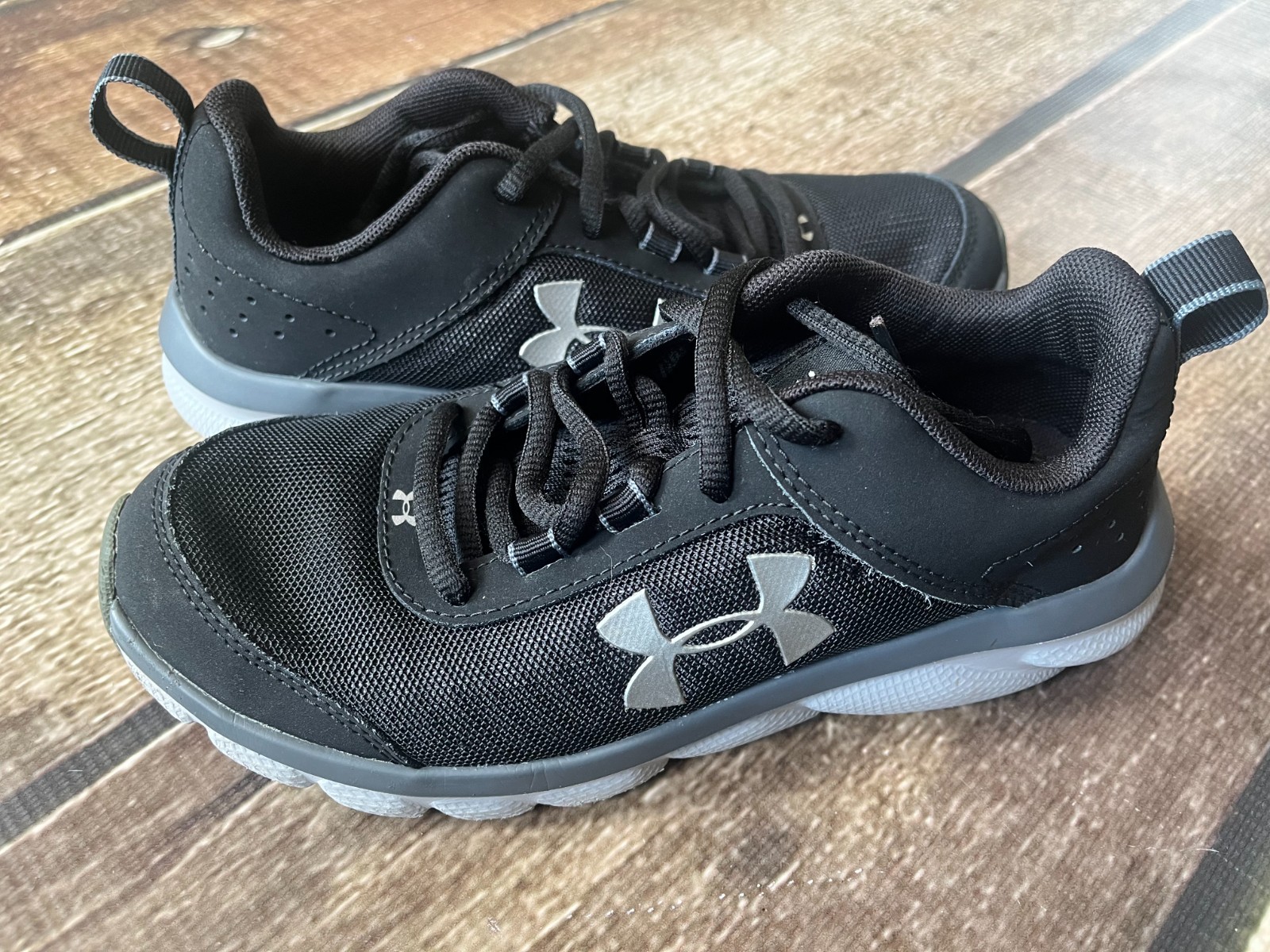 UNDER ARMOUR CHARGED ASSERT 8 RUNNING SHOES BLACK MENS 3.5 EXCELLENT CONDITION