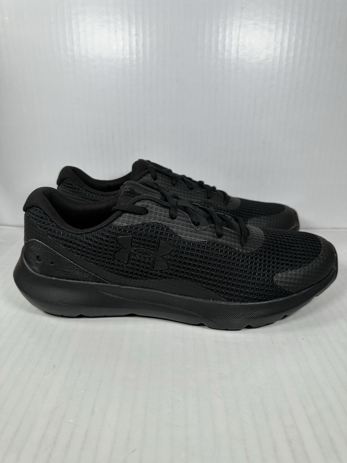 Size 10 Under Armour Mens UA Surge 3 Black Running Shoes Cross Training NEW