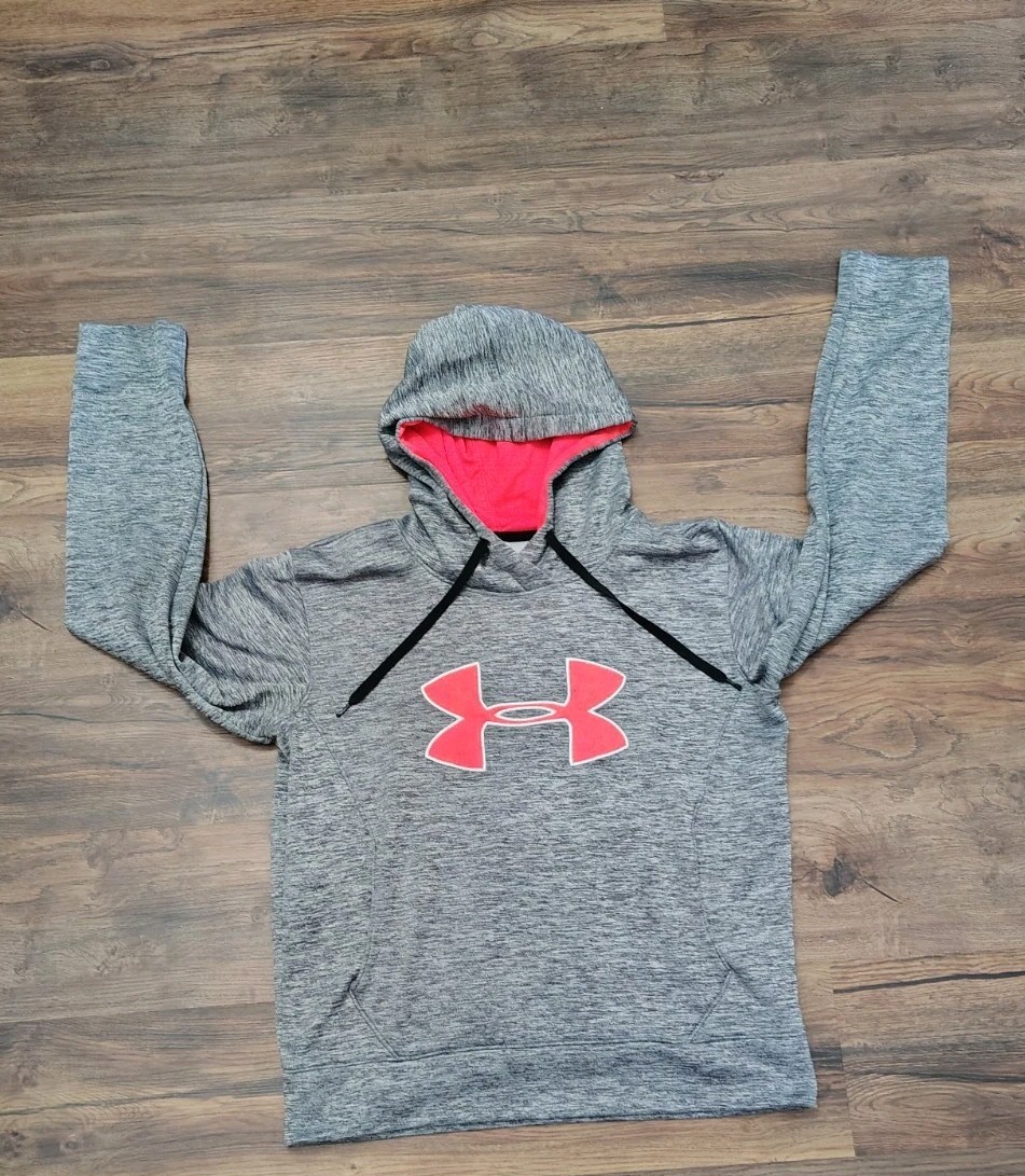 This is an Under Armour Armour Fleece or ColdGear pullover hoodie in a grey Sz M