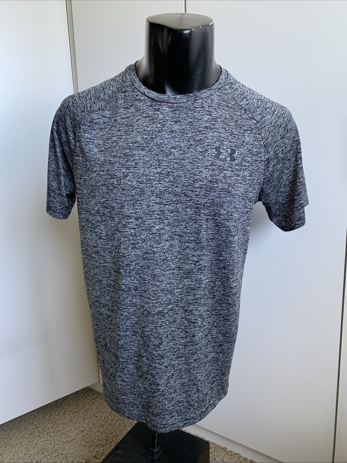 Men’s size small Under Armour The Tech Tee Heatgear gray short sleeve T-shirt