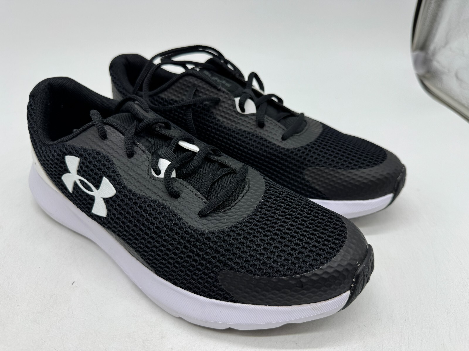 Under Armour Surge 3 Running Shoes Men Black White Lace-Up Low Top Sneakers – 11