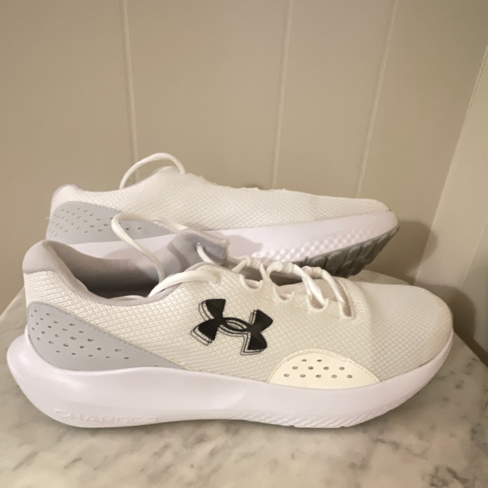 Under Armour Comfort Deluxe White Gray Men’s Cushioned Sneakers 3027800-100