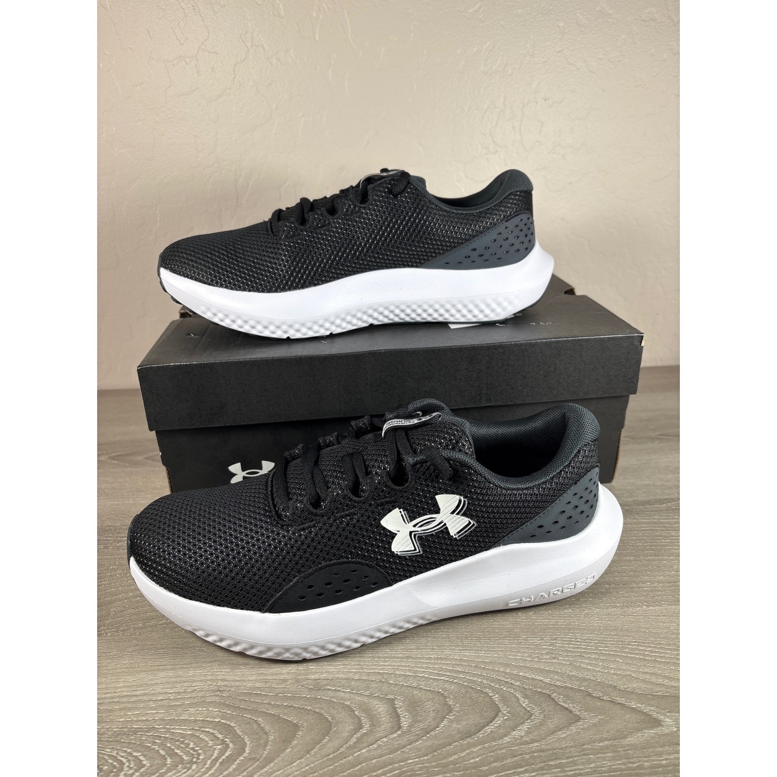 Under Armour Charged Surge 4 Mens Running Shoes Black White 3027000 Size 8 NEW