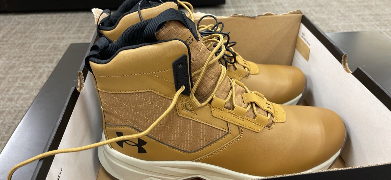 New under armour Men’s Boots Sz 10.5