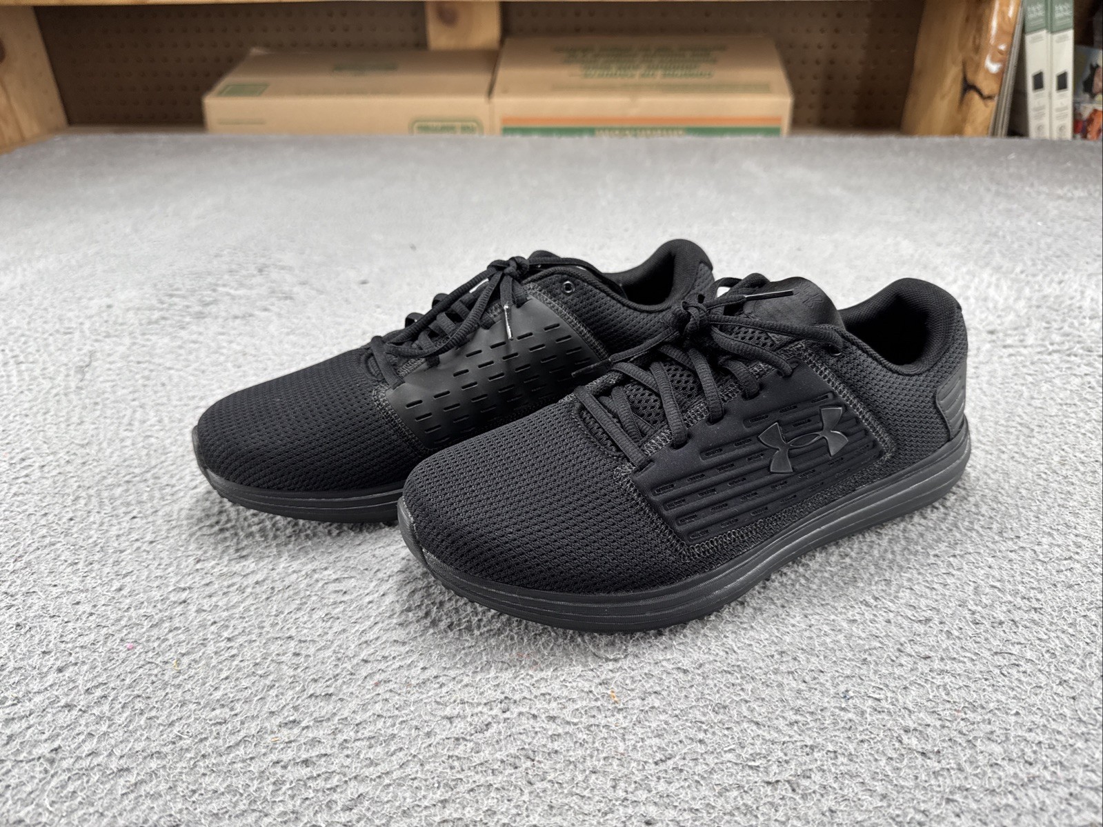 Size 10- Men’s Under Armour Surge Running Shoes Black Lace Up 3021231-003 EUC