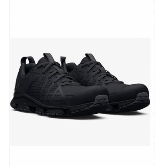 NIB MENS 10 UNDER ARMOUR MICRO G STRIKEFAST SHOES 3024953 BLACK Sneakers New