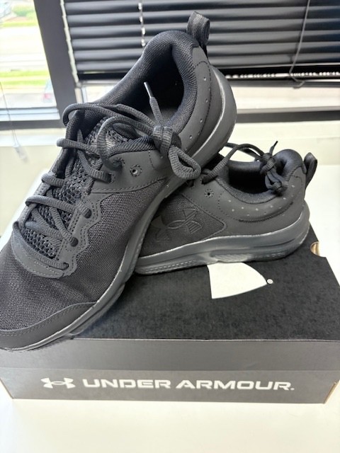 UNDER ARMOUR Men’s Charged Assert 10 – Black Sneaker SIZE 10 NEW