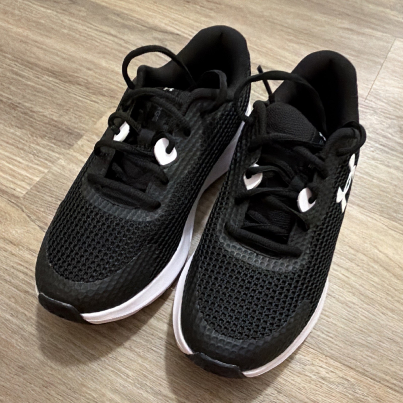Under Armour Black White Breathable Athletic Running Shoes Lace Up Mesh Upper