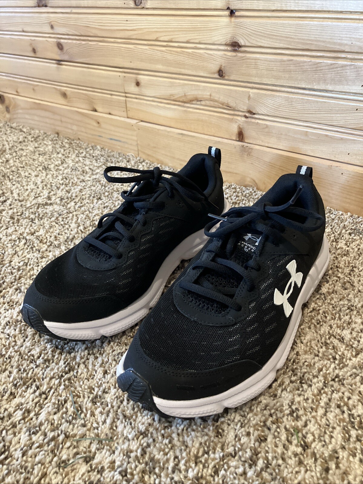 Unworn Under Armour men’s 8.5 charged assert 10’s