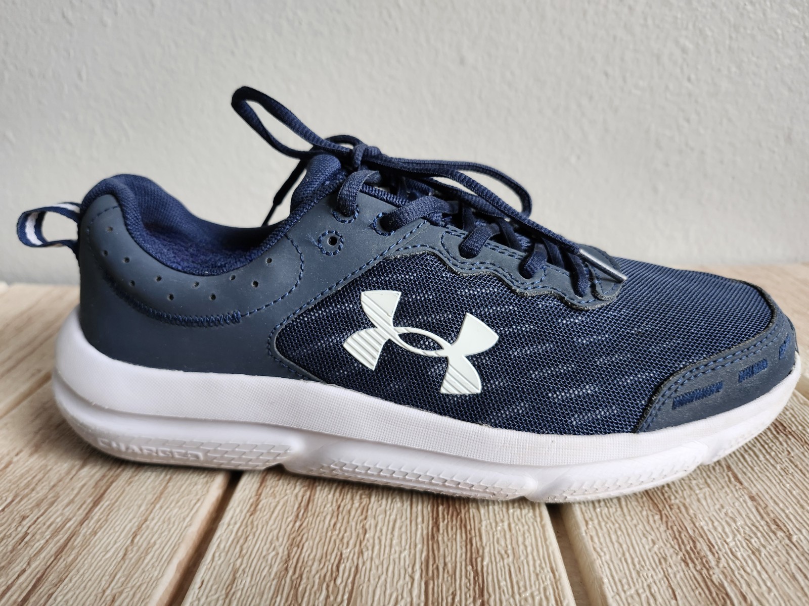 Under Armour Men’s Charged Assert 10 running shoes in a blue colorway. Size 8.5