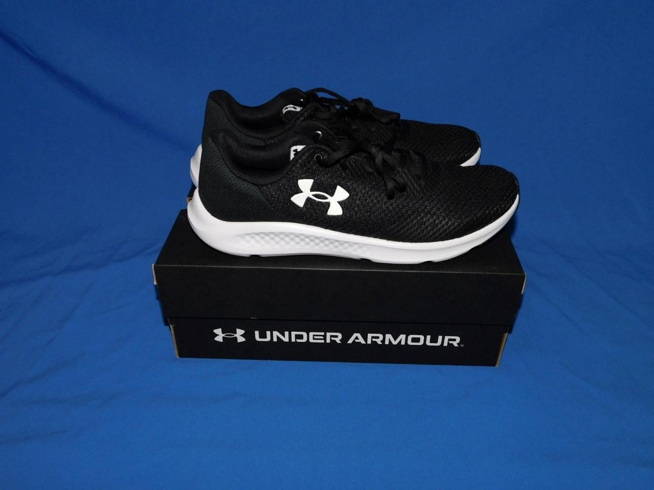 Under Armour 8.5 Mens NEW Black White Sneakers Charged Pursuit 3 Running Shoes
