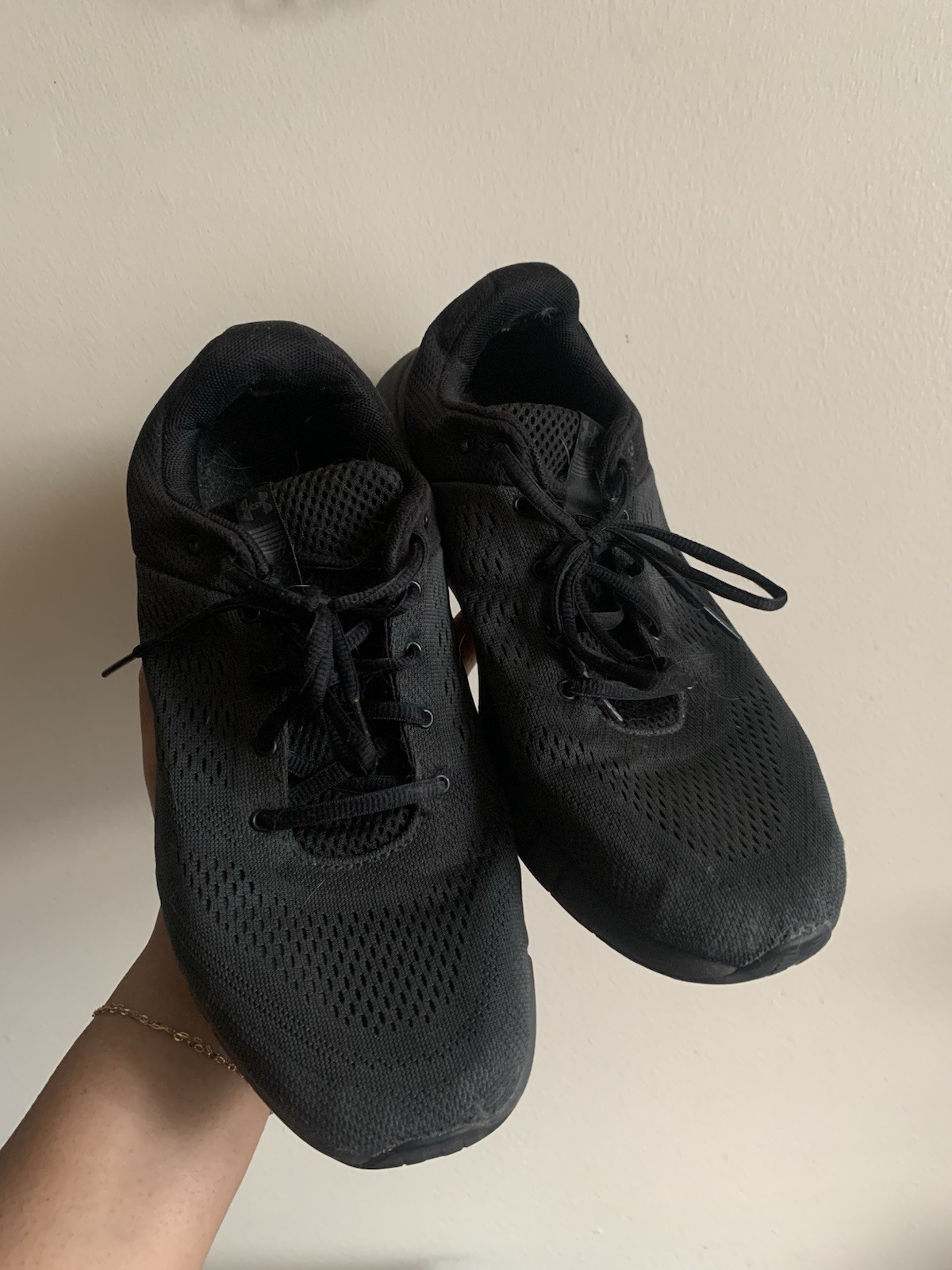 Under Armour Men’s Black Athletic Running Shoes Lace Up Mesh Low Top 3000017-104