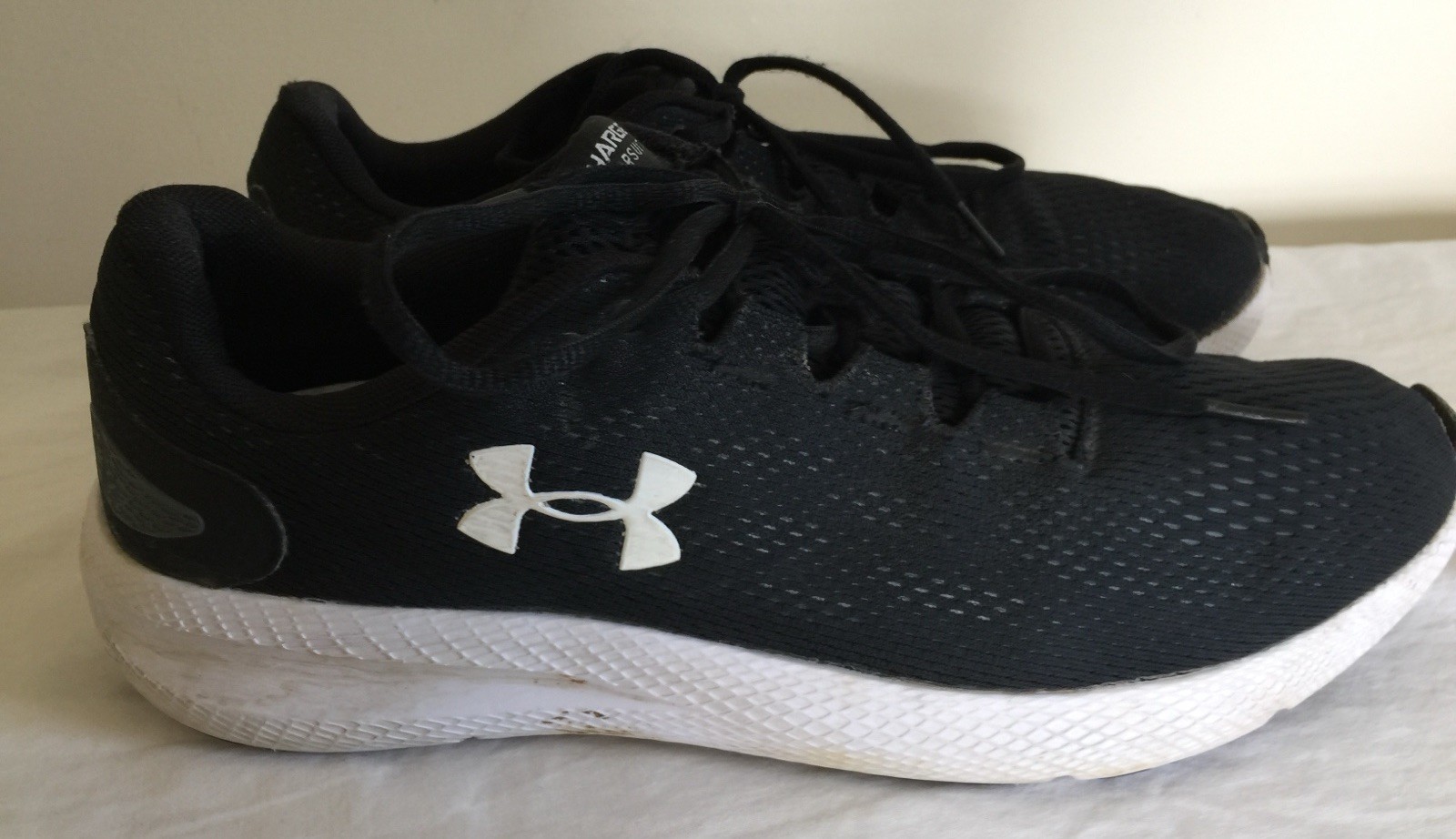 Under Armour Athletic Shoe Black White Men 11 3022594-001 Charged Pursuit 2