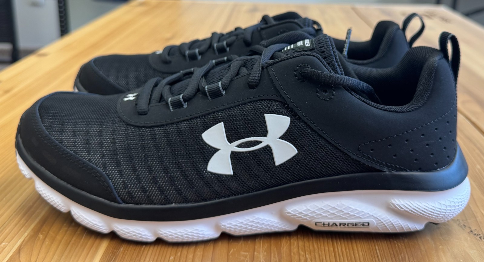 Under Armour Sneaker Charged Assert 8 Mens 10 Black/White