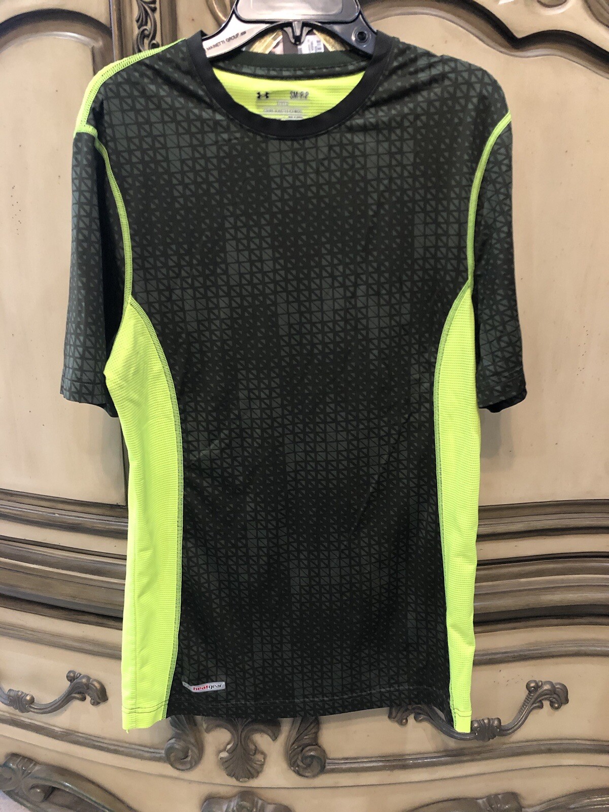 Under Armour UA Sz S Compression Heat Gear Men’s Short Sleeve Athletic Shirt EUC