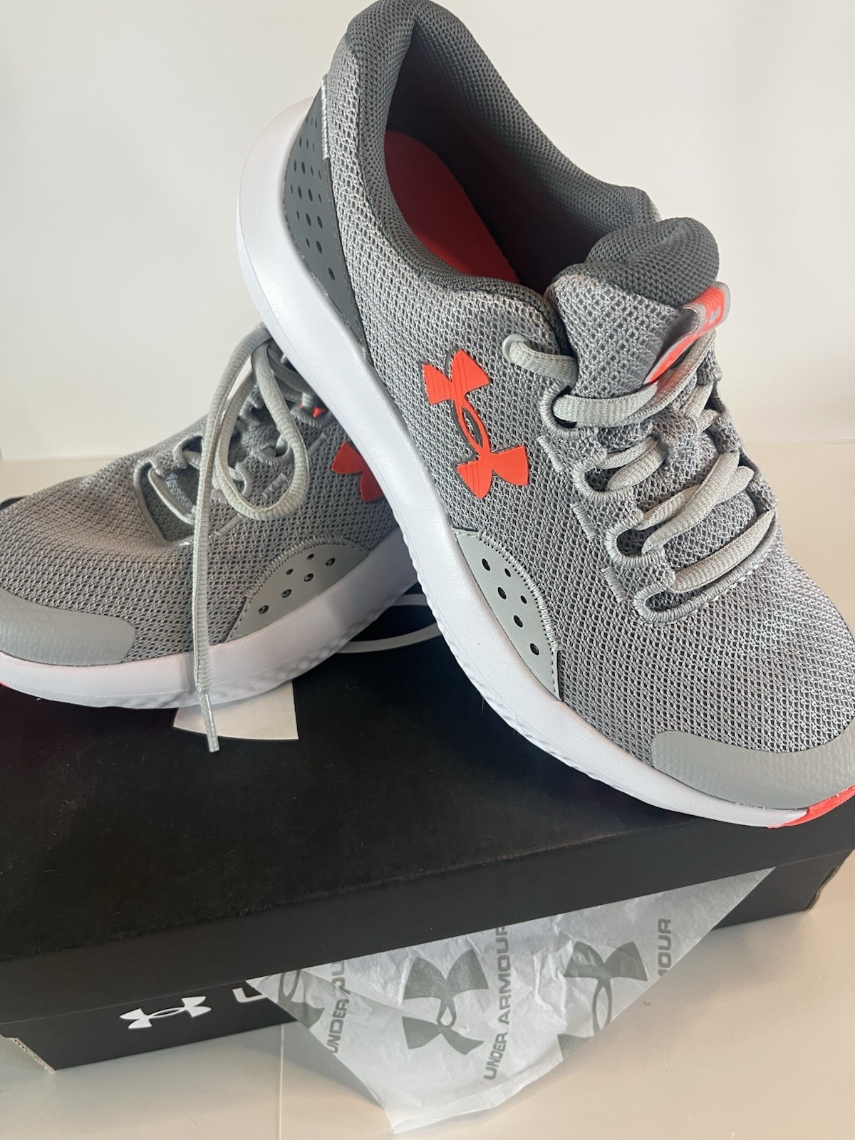 Under Armour Charged Mens Shoes Size 5.5 Never Worn